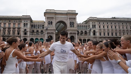 Roberto Bolle in piazza Duomo a Milano con 2 mila ballerini (sfidando il maltempo): «Siete stati straordinari in questa prova d'amore verso la danza»