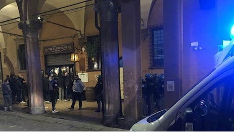 Bologna-Lille di Champions League, violenta rissa tra i tifosi al pub Cluricaune in via Zamboni: «Petardi e fumogeni, volavano bottiglie e bidoni»