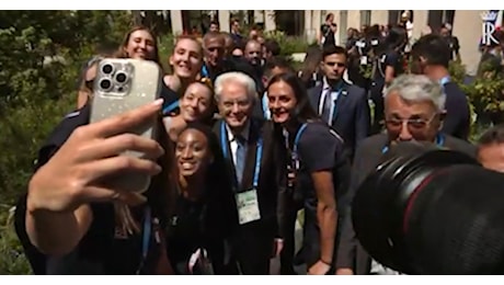 Olimpiadi, la fila degli azzurri per un selfie con Mattarella. E il presidente alla pallavolista Sylla: “Torni a Palermo ogni tanto?”