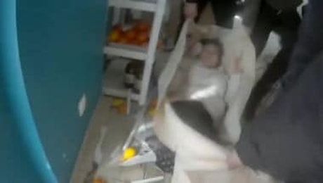 La bodycam della polizia ucraina riprende l'attacco a Sumy