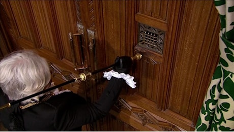 Gb, l'antica cerimonia del Black Rod precede l'ingresso di re Carlo in Parlamento