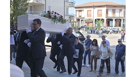 Sharon Verzeni, chiesa gremita per funerali a Bottanuco