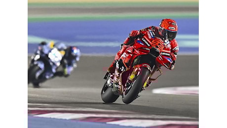 MotoGp Qatar, la gara in diretta: Marquez vuole prendersi tutto, Bagnaia in cerca di riscatto