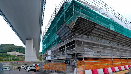 Operaio precipitato nel cantiere del parco del ponte a Genova, condizioni aggravate nella notte