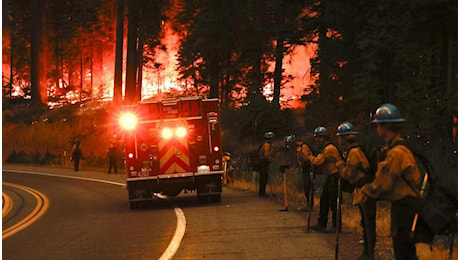 Incendio in California va avanti da giorni, il video impressionante dagli Usa: gente in fuga dalle case