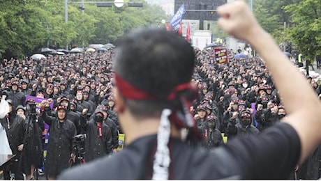 Samsung, primo sciopero nella storia dell'azienda coreana: migliaia di lavoratori in piazza, stop a tempo indeterminato