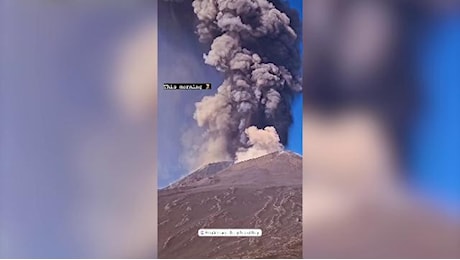 Etna, la nube si alza dal cratere: le immagini spettacolari dalla cima del vulcano