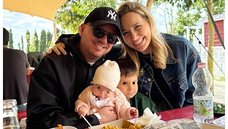 Gigi D'Alessio pubblica la prima foto con la compagna Denise ed entrambi i loro due figli piccoli: guarda