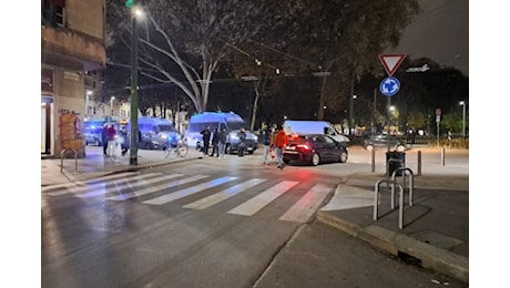 Notte di tensione nel quartiere Corvetto a Milano, vandalismi e lanci di petardi contro gli agenti: il video