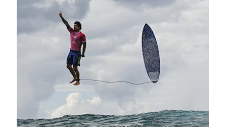Il surfista Gabriel Medina sospeso nel cielo: la foto dalle Olimpiadi diventa virale