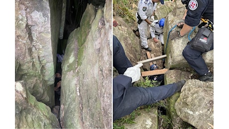 Tenta di recuperare il telefono ma rimane incastrata nelle rocce: salvata dopo 7 ore