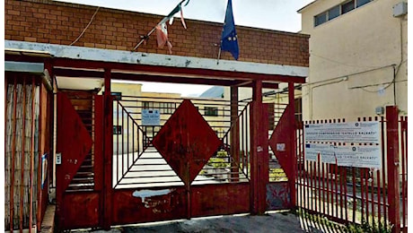 Il post virale, le accuse di abusi, le minacce in chat: la «spedizione punitiva» di 30 genitori alla scuola di Castellammare di Stabia