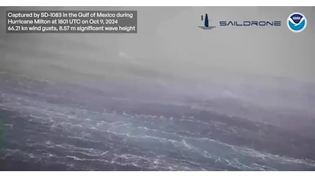 Uragano Milton, una nave in mezzo alle onde alte nove metri nel Golfo del Messico durante il passaggio della tempesta - VIDEO