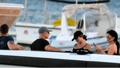 Alle Eolie parata di super ricchi, a Panarea attracca lo yacht di Jeff Bezos con Kim Kardashian e Tony González