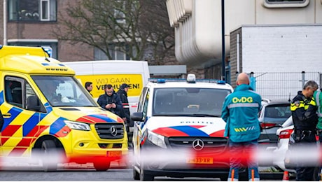 Rotterdam, attacco con coltello in strada: un morto e due feriti gravi. I testimoni: «Gridava Allah akbar». Arrestato un uomo