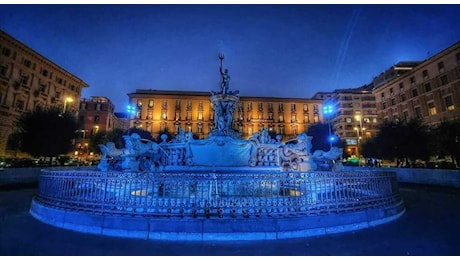 Napoli, la Fontana del Nettuno si tinge di blu per la Giornata dell'Alimentazione