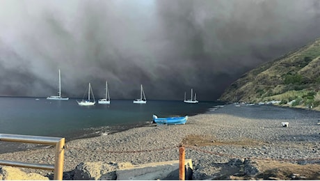 Stromboli, intensa nube di cenere lavica sulla sciara del fuoco... Le precauzioni. Su Italiauno le immagini del Notiziario... VIDEO