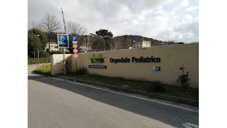 Bambino cade dalle scale a Firenze: in ospedale con codice rosso