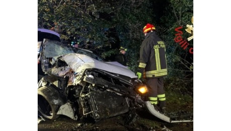 Carugo, l'auto con cinque ragazzi a bordo si schianta sulla Provinciale: morto un 15enne, gravissimi due suoi amici