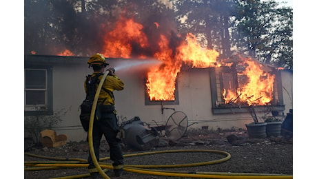 California, Park Fire ha distrutto 140mila ettari di bosco: incendio causato da auto gettata in un fosso