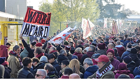 “Il Toro siamo noi, Cairo vattene”: sotto la Maratona la rabbia dei granata. Poi la protesta del tifo