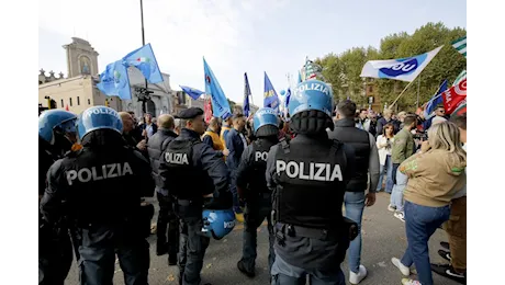 Sciopero, scontri a Torino: danneggiata sede Rai. Disagi e traffico in tilt a Roma e Milano