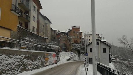 Freddo e neve, prima imbiancata fino a fondovalle