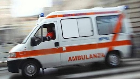 Incidente mortale sul lavoro a Lucca, operaio perde la vita travolto da un carrello in una cartiera