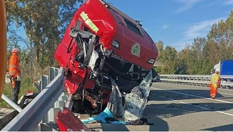 Tir si schianta sul pulmino delle giovanili dell'Empoli fermo sulla corsia d'emergenza dell'A12 in Versilia: miracolosamente illesi i calciatori 16enni