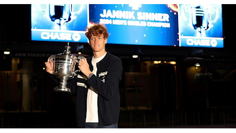 Jannik Sinner torna in Italia e fa una sorpresa ai ragazzi di una scuola calcio: un momento di relax in Alto Adige prima della Coppa Davis