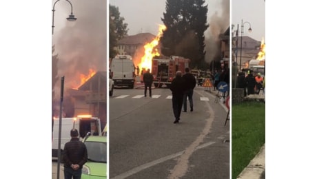 Una fuga di gas, l'esplosione e una palazzina crolla sull'Altopiano: i vigili del fuoco cercano un disperso tra le macerie