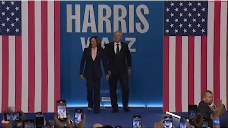 Kamala Harris sul palco con Tim Walz: «Il vicepresidente che gli Stati Uniti si meritano»