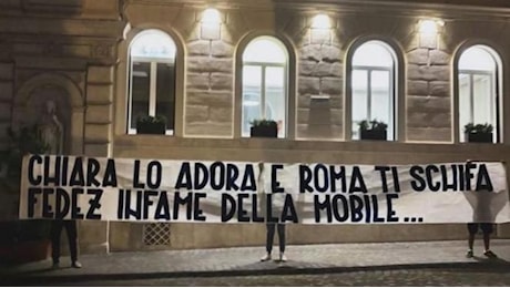 La verità sugli striscioni contro Fedez al Colosseo: dietro ci sono gli ultrà di Inter e Lazio