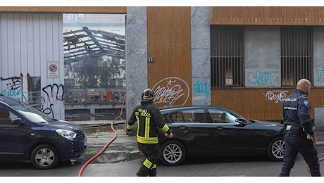 Incendio in un capannone abbandonato a Milano: Era usato come rifugio da persone senza fissa dimora