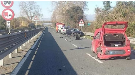 Viareggio, incidente mortale per mamma 39enne e nipote di 8 anni: scontro tra due auto sull'Aurelia. Altre due bimbe gravissime