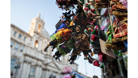 La storia della Befana tra leggende e curiosità, perché si chiama così e come mai porta la calza