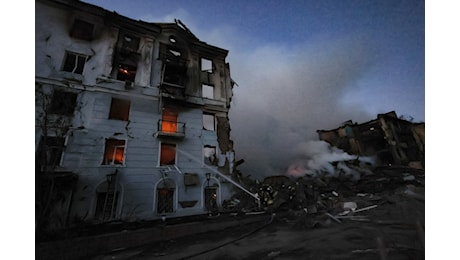 Ucraina, almeno 27 morti e 12 bambini feriti nell’ultimo attacco russo su Kiev