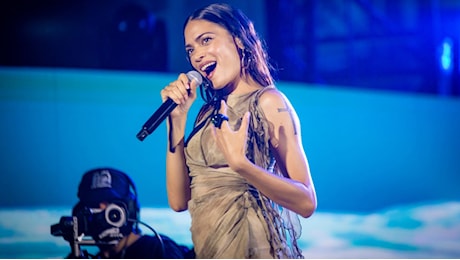 Elodie sul palco di Radio Italia con l'abito medusa: il look per il concerto a Napoli