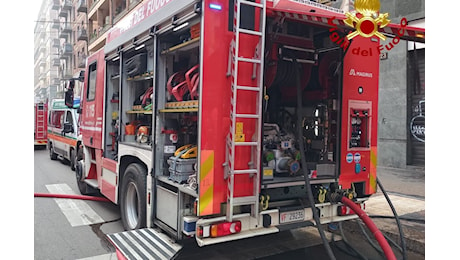 Incendio in zona Palmanova a Milano, fiamme in un capannone: potrebbero esserci persone intrappolate