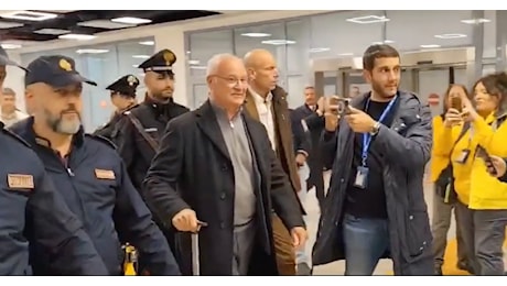 “Daje Mister”, l’arrivo a Fiumicino di Claudio Ranieri. L’entusiasmo dei tifosi: c’è anche il tennista Flavio Cobolli, che gli fa da scorta