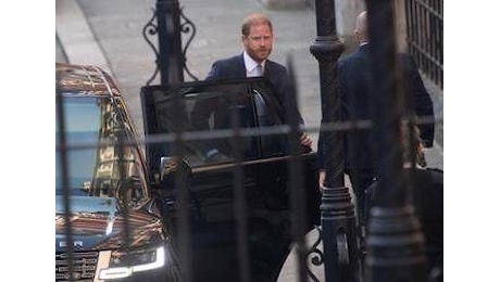 Harry non è una vittima ma un ricco che si lamenta, la stoccata del Guardian