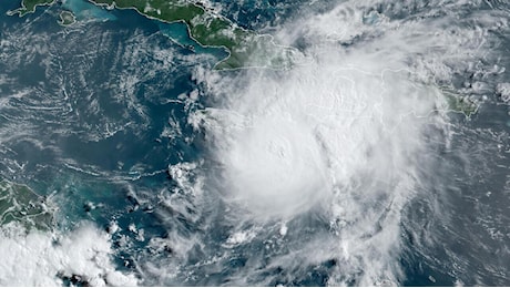 L’uragano Beryl colpisce la Giamaica, mentre Isole Cayman e Messico si preparano all’impatto | VIDEO