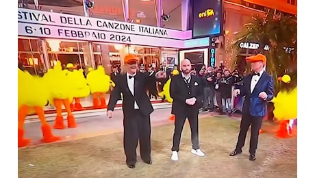 John Travolta e la pubblicità occulta delle scarpe a Sanremo: multa salata alla RAI
