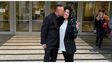 Gigi D’Alessio, terza laurea per la figlia Ilaria: «Sei il mio 110 e lode». La foto con l’ex moglie Carmela Barbato