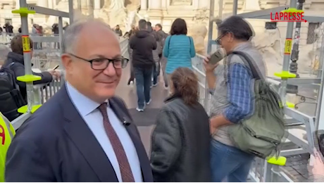 VIDEO Roma, inaugurata la passerella sulla Fontana di Trevi col sindaco Gualtieri