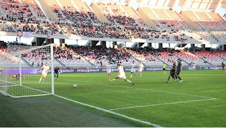 Ennesimo pareggio per il Bari, ma il 2-2 con la Reggiana fa più male: sul doppio vantaggio biancorossi travolti dalla ‘paura di vincere’