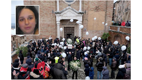 Castignano senza Natale per il funerale di Emanuela: “La violenza deve sparire dal nostro cuore”