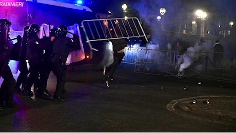 Corteo per Ramy a Torino, l'assalto ai mezzi delle forze dell'ordine. Bomba carta contro il commissariato