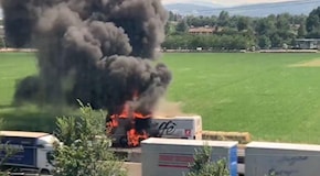 Incendio oggi in A1 a Reggio Emilia: autobus a fuoco in autostrada, conducente si salva