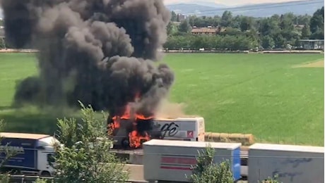Incendio oggi in A1 a Reggio Emilia: autobus a fuoco in autostrada, conducente si salva